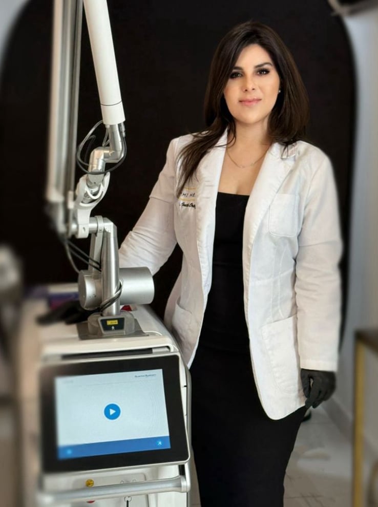 Dra. de PHI Médica junto a equipo láser médico